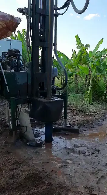 Perfuratriz em área de plantio de bananeiras