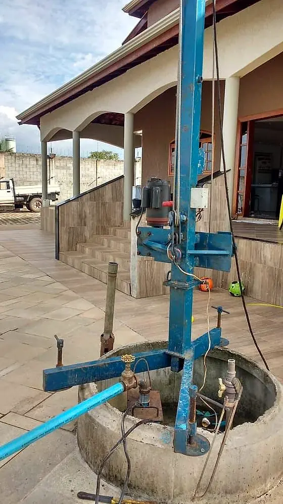 Guincho sobre o poço de uma residência durante serviço de bomba submersa
